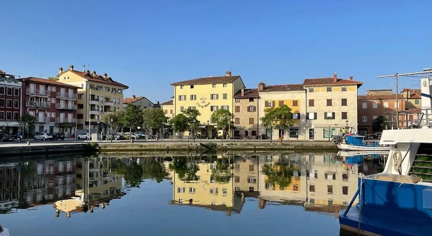 Alla città di Trieste EXTERIOR