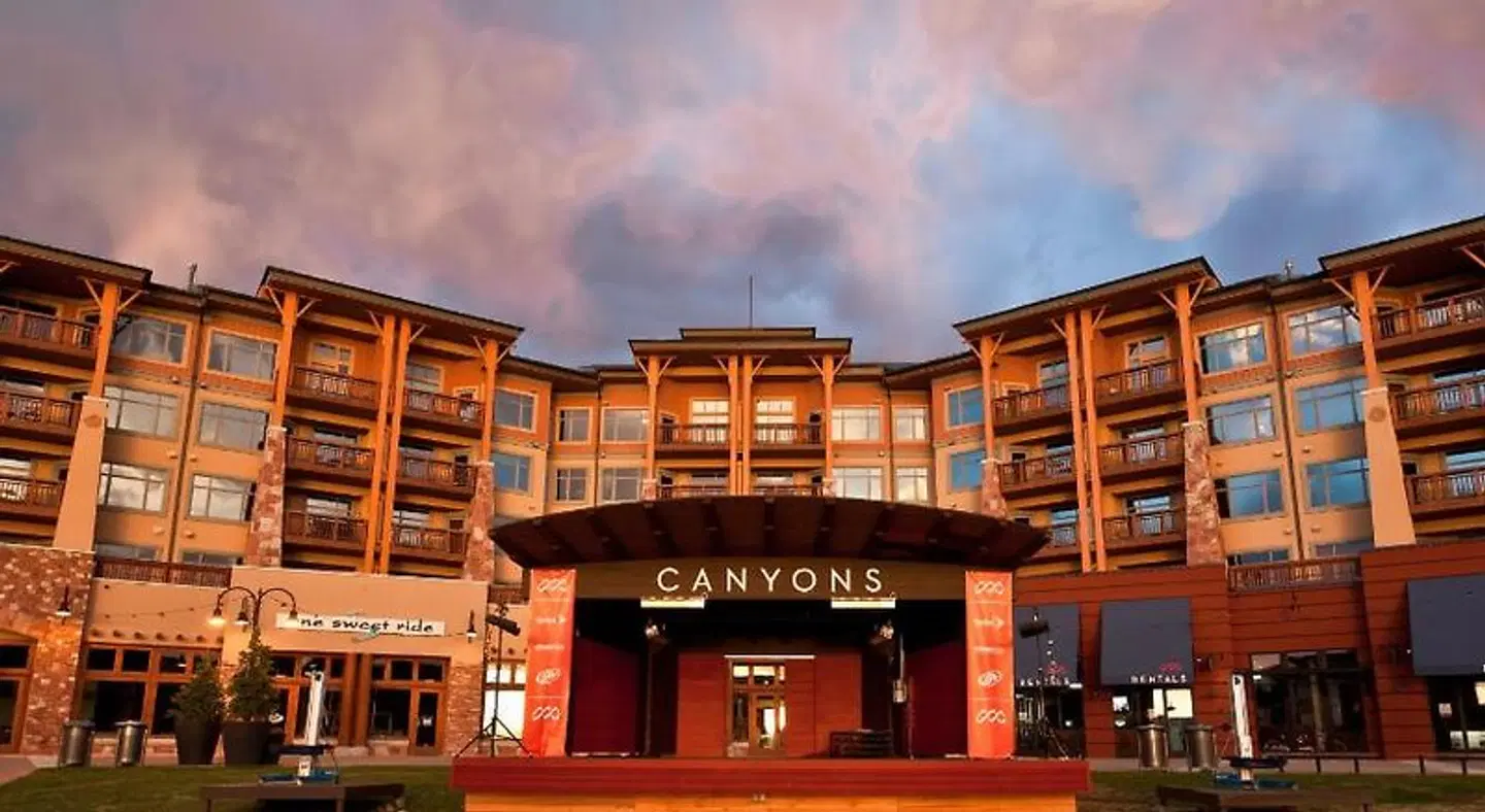 Sundial Lodge by All Seasons Resort Lodging EXTERIOR