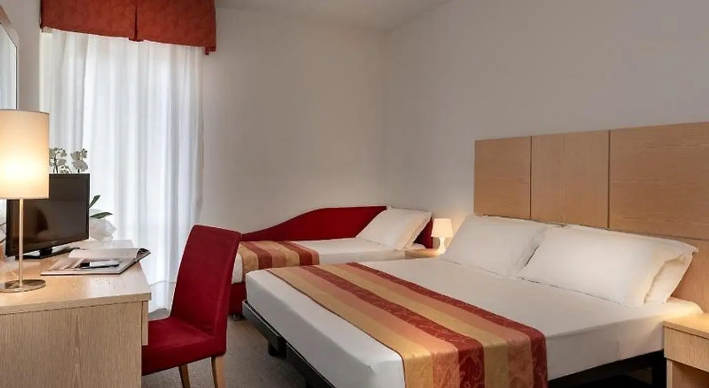 Cristina Corona ROOM_EXAMPLE