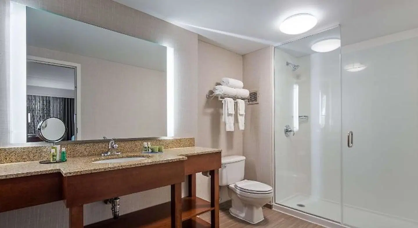 Holiday Inn Express & Suites Cincinnati Riverfront Badezimmer