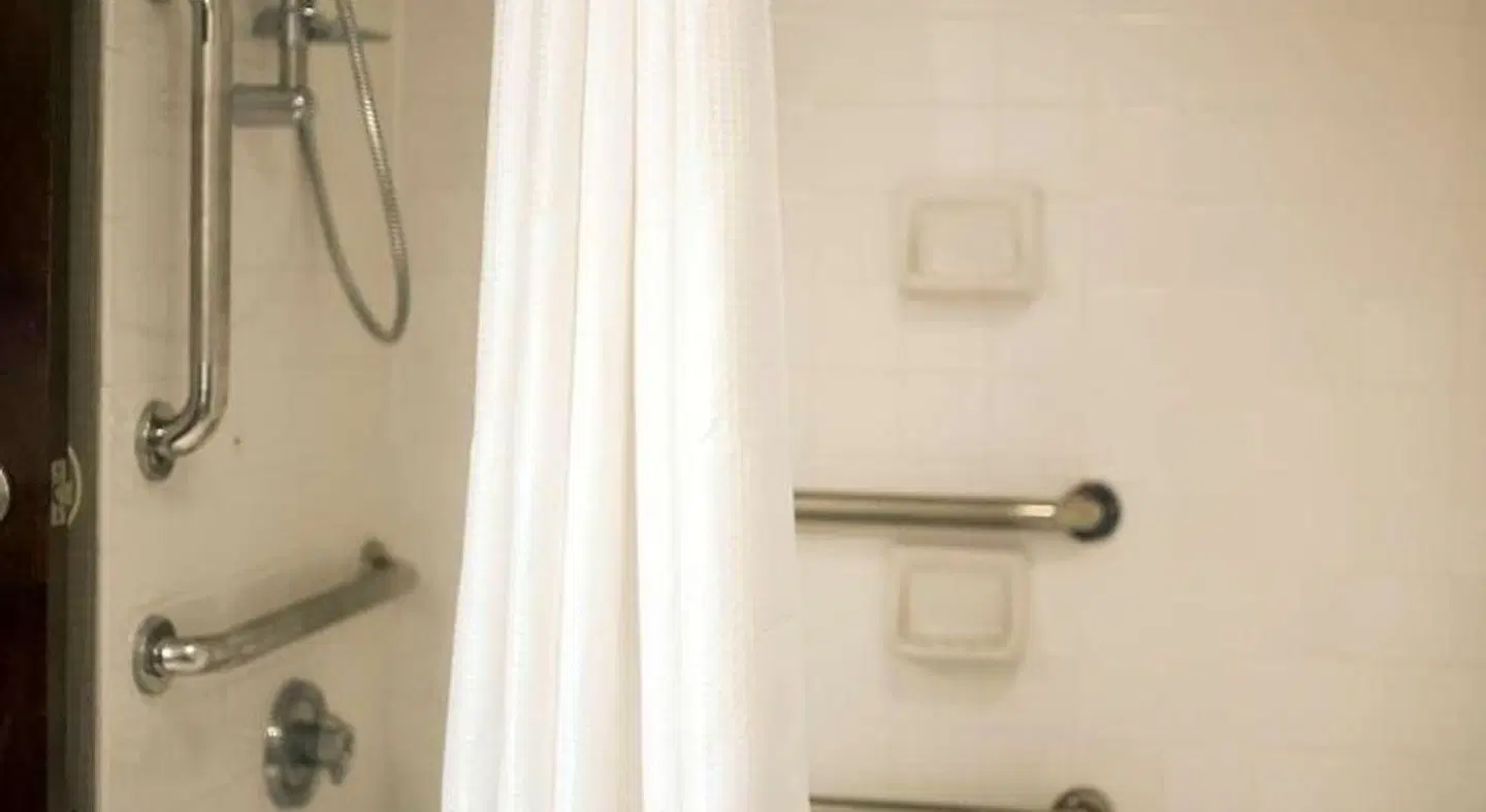Holiday Inn Express & Suites Cincinnati Riverfront Badezimmer