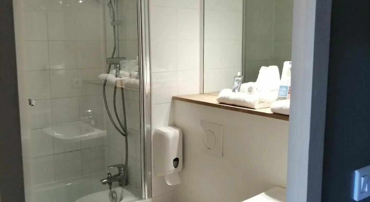 Kyriad Carcassone - Aéroport Badezimmer