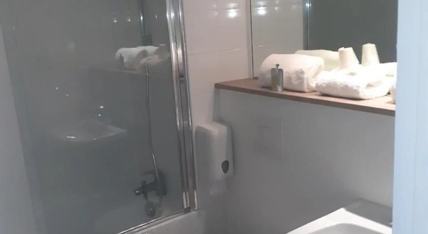 Kyriad Carcassone - Aéroport Badezimmer