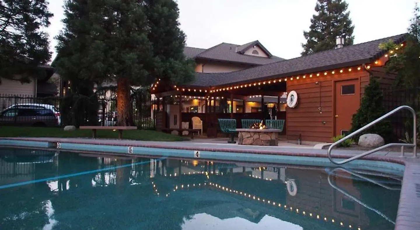Redwood Hyperion Suites OUTDOOR_POOL