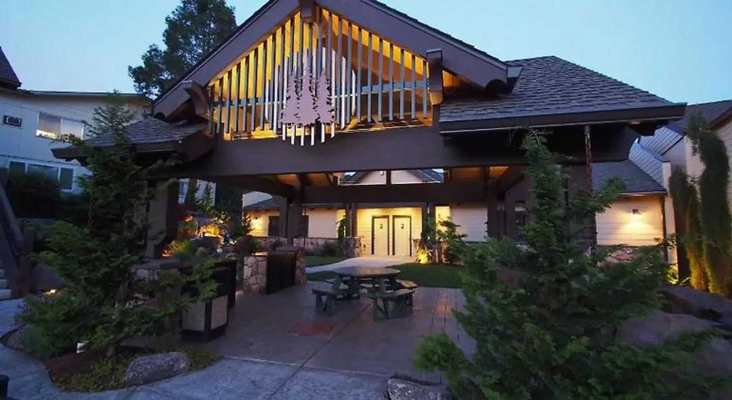 Redwood Hyperion Suites EXTERIOR
