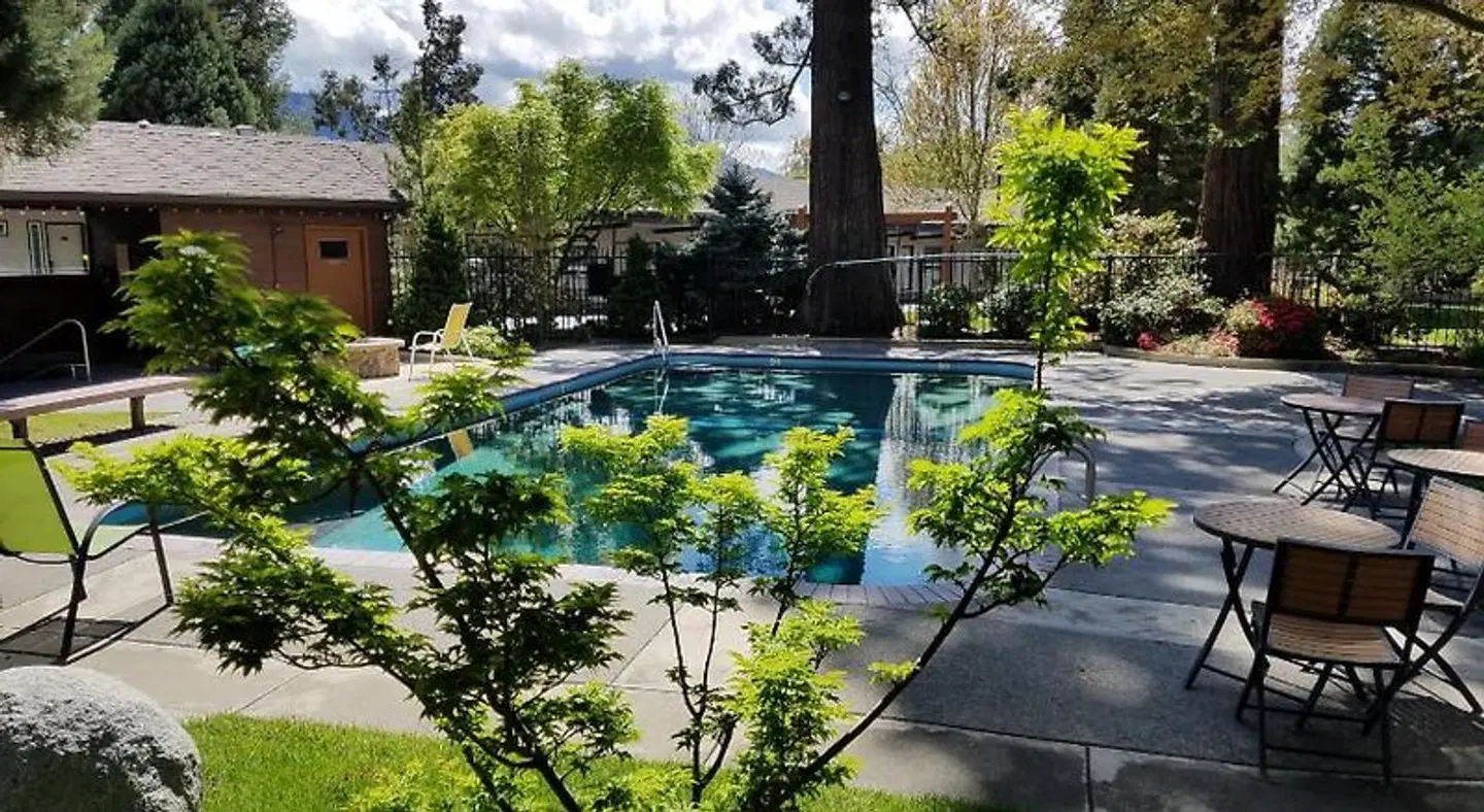 Redwood Hyperion Suites OUTDOOR_POOL