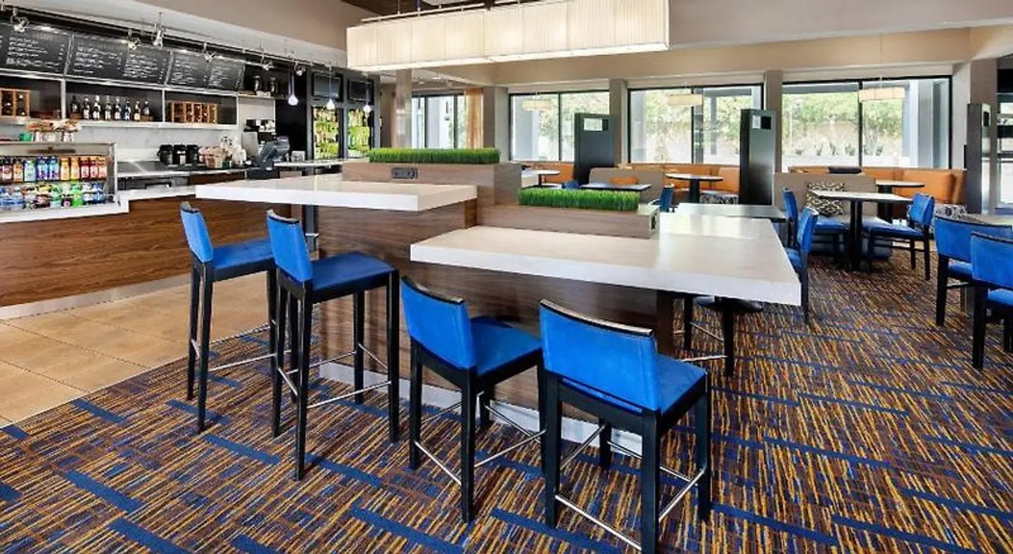 Courtyard by Marriott Dallas Addison/Midway Bar