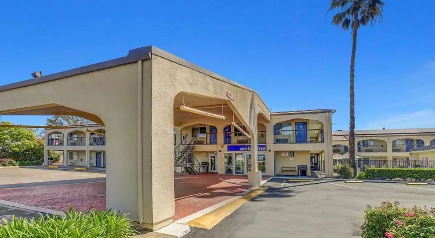 Motel 6 Lodi, CA EXTERIOR