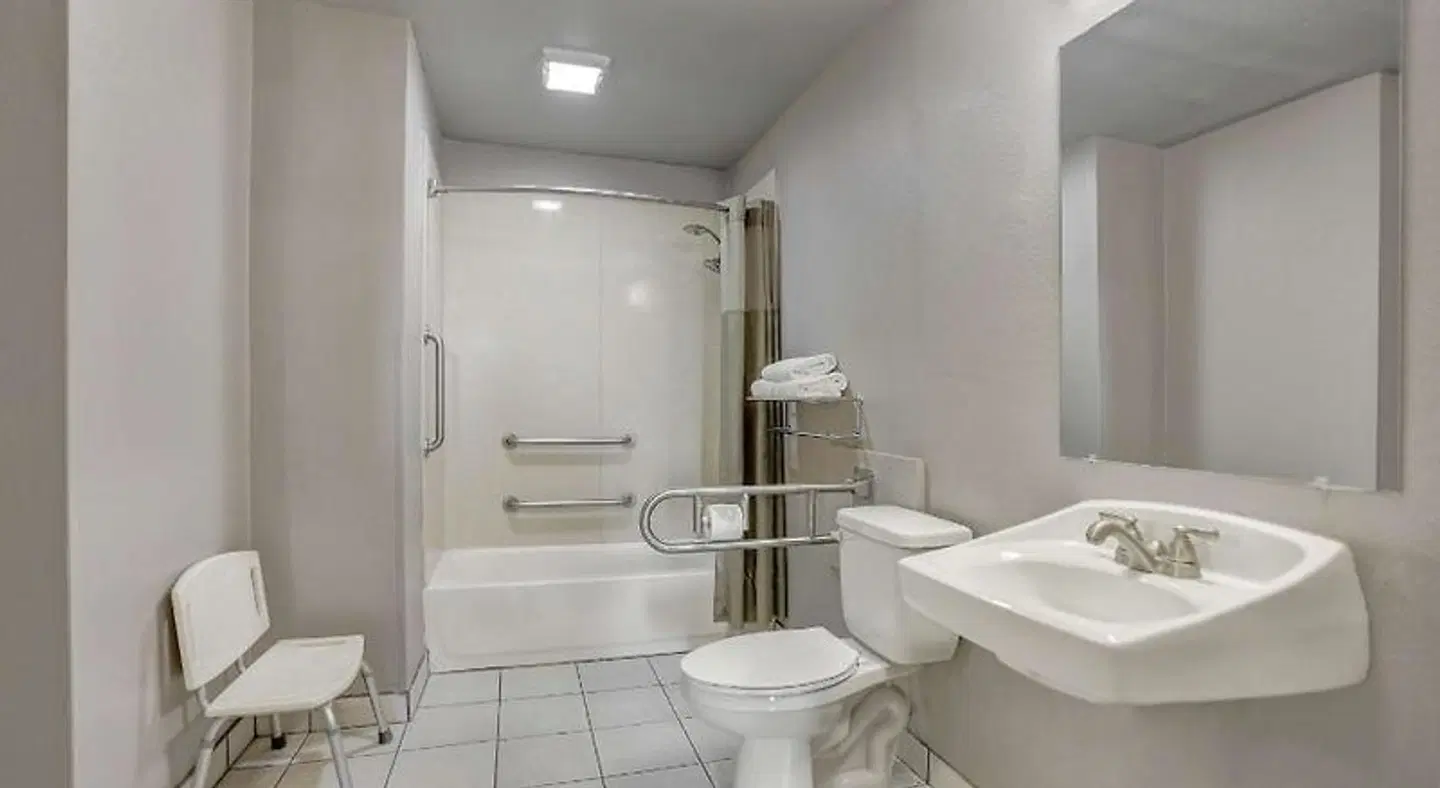 Motel 6 Lodi, CA Badezimmer