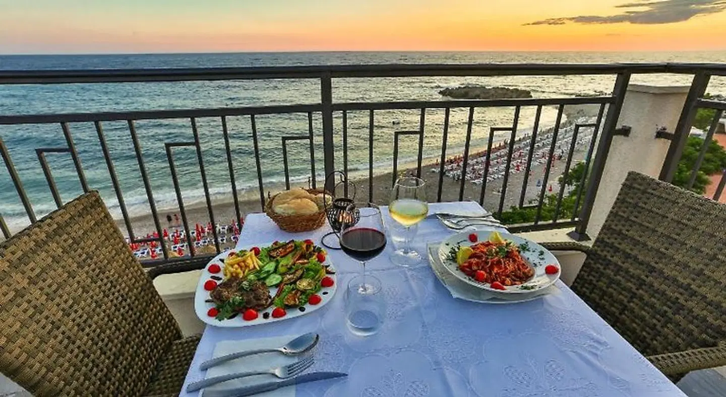 Sunset hotel & beach Restaurant
