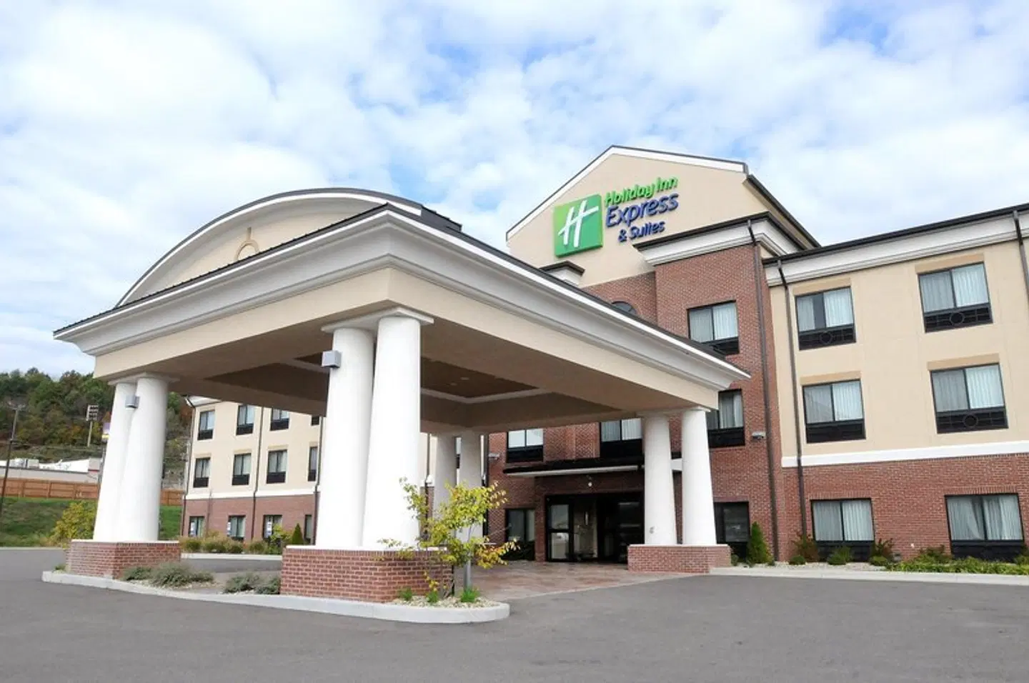 Holiday Inn Express & Suites Cambridge by IHG EXTERIOR