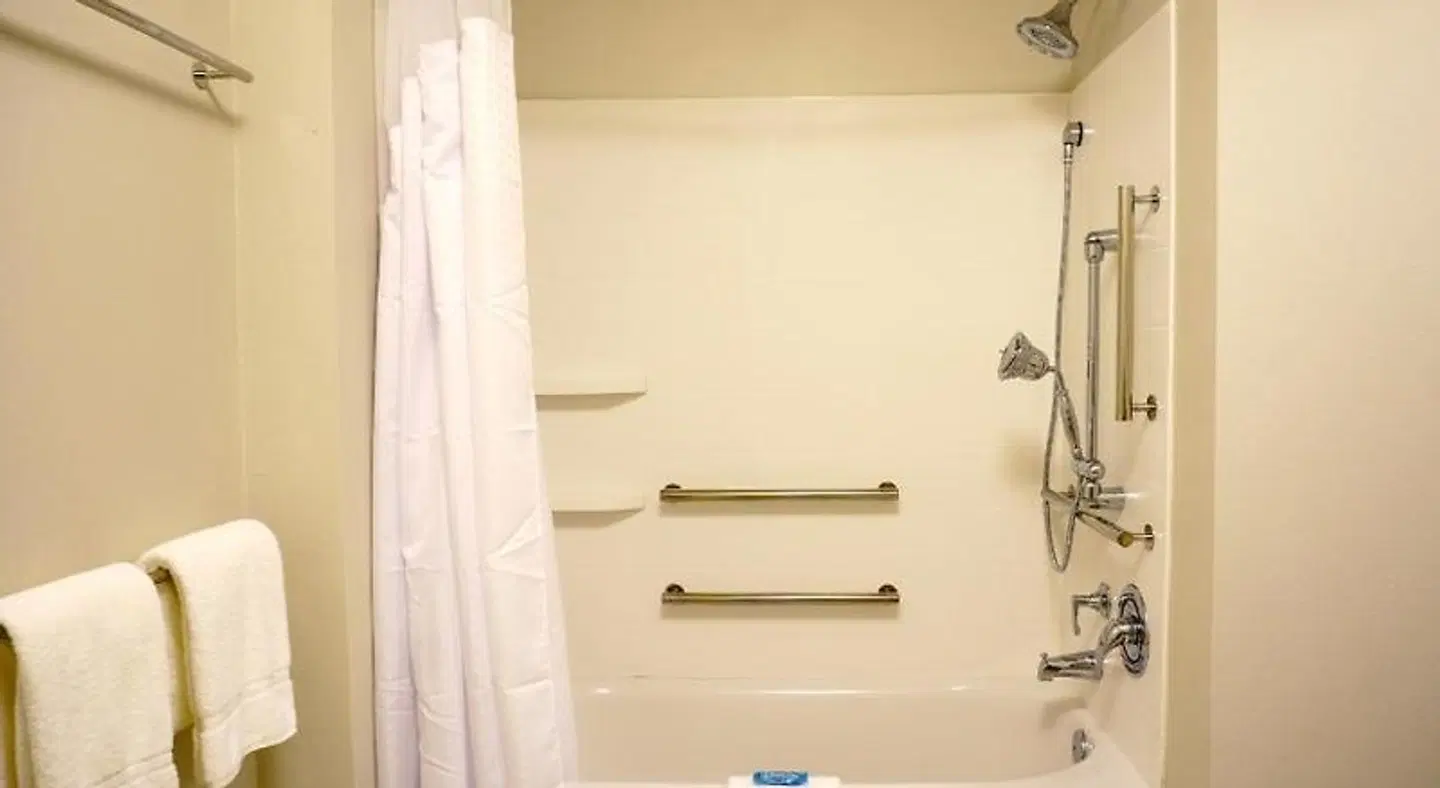 Holiday Inn Express & Suites Omaha - Millard Area by IHG Badezimmer