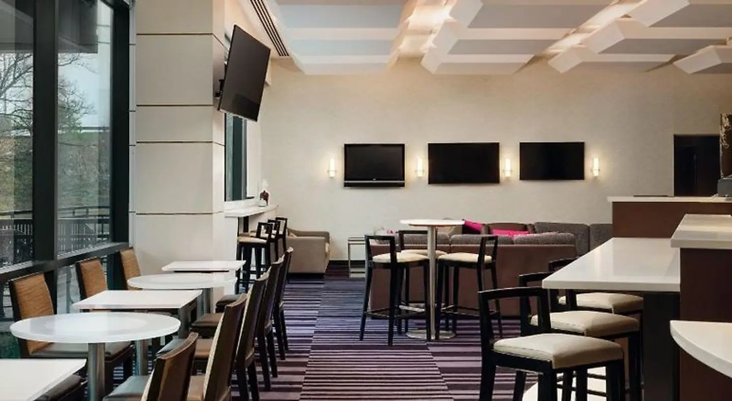 Courtyard by Marriott New York JFK Airport Bar
