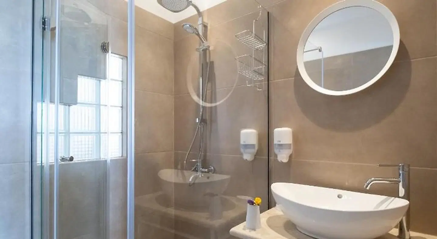 Nelly's Hotel Apartments Badezimmer