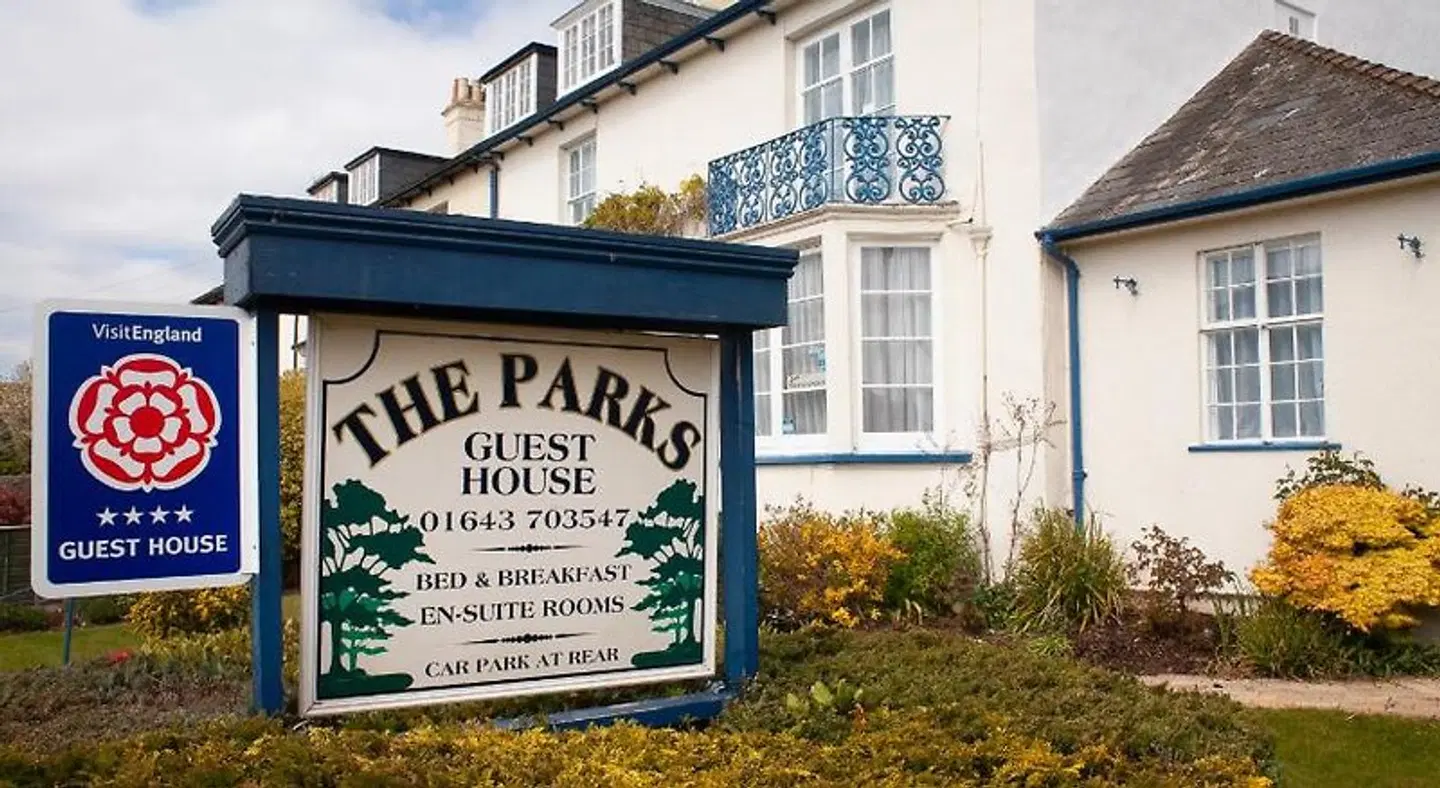 The Parks Guest House EXTERIOR