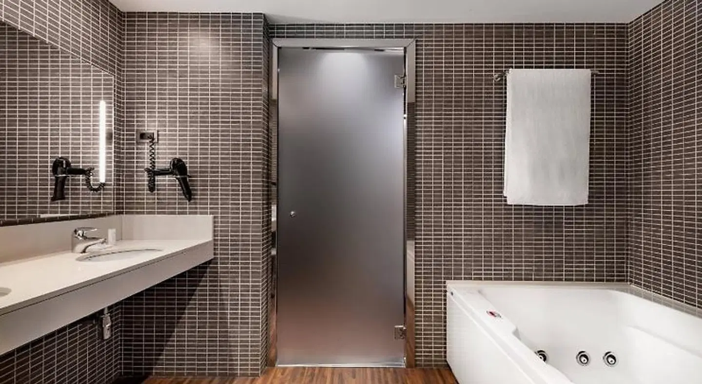 AC Hotel by Marriott Gavà Mar Badezimmer