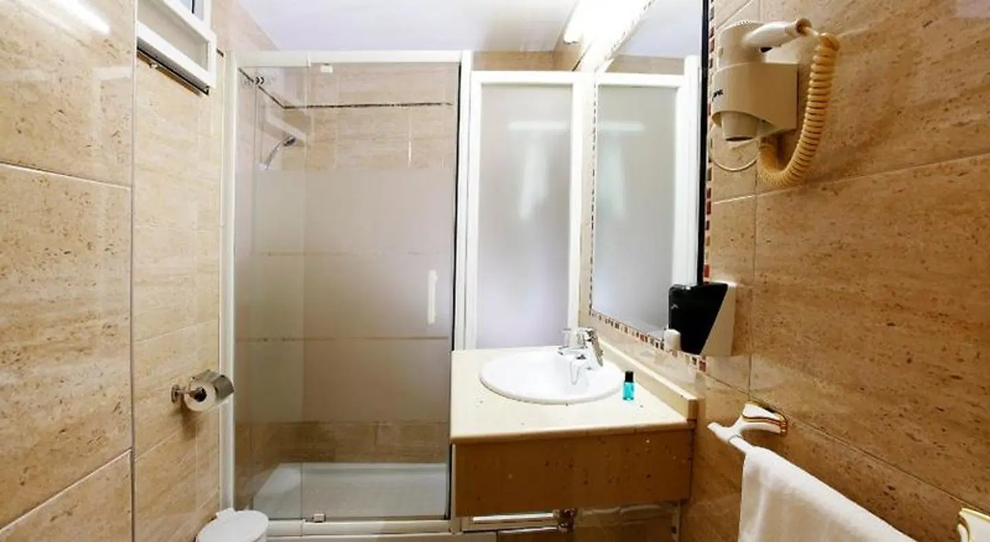Hostal Paris Badezimmer
