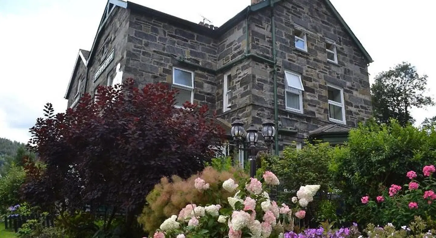 Coed-y-Fron EXTERIOR