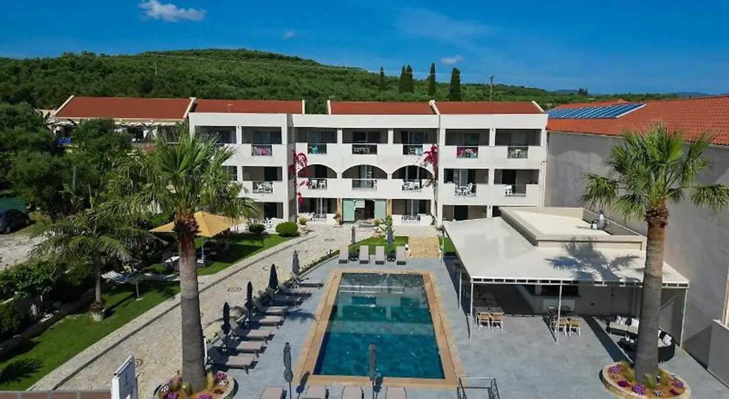 Remezzo Apartments & Studios OUTDOOR_POOL