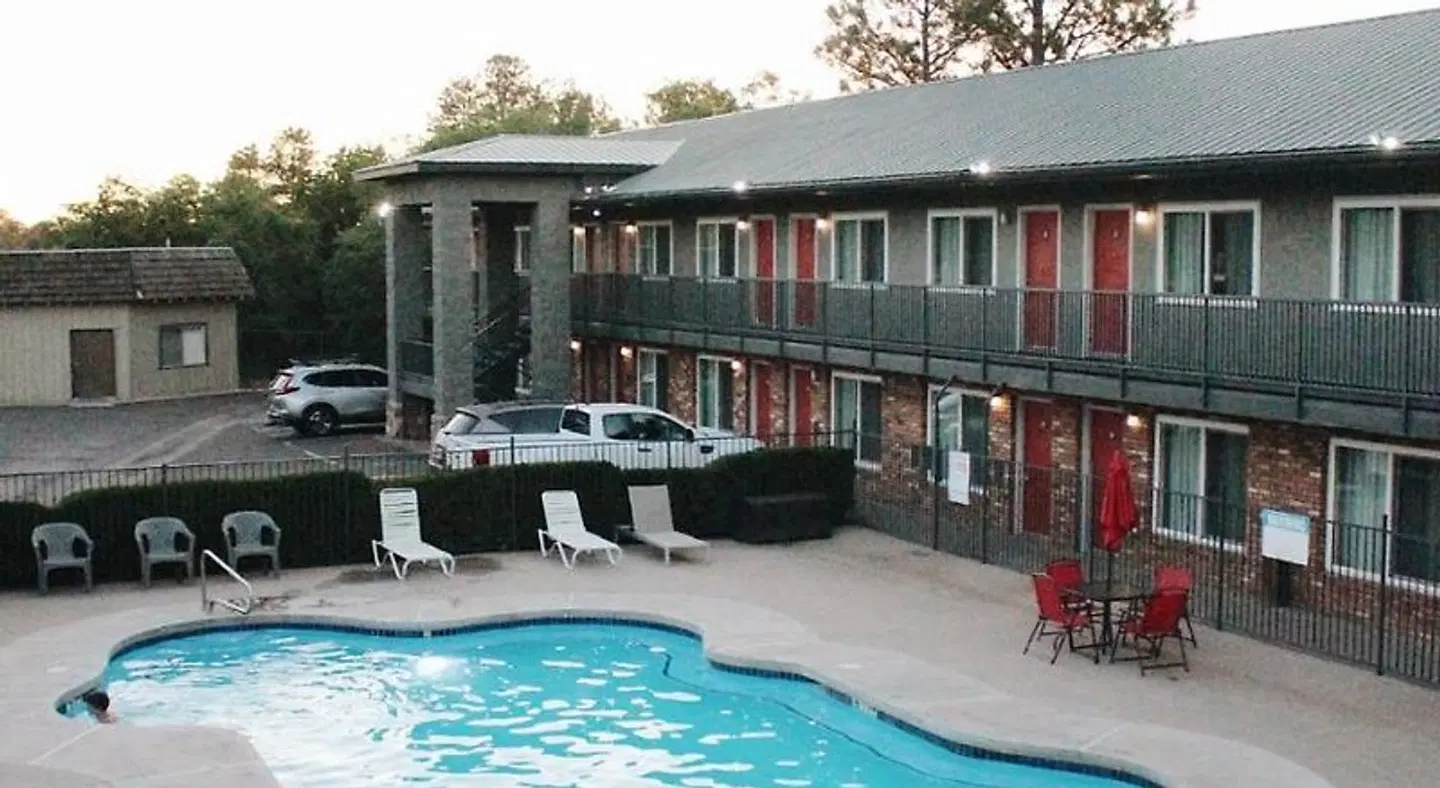 Days Inn by Wyndham Show Low OUTDOOR_POOL
