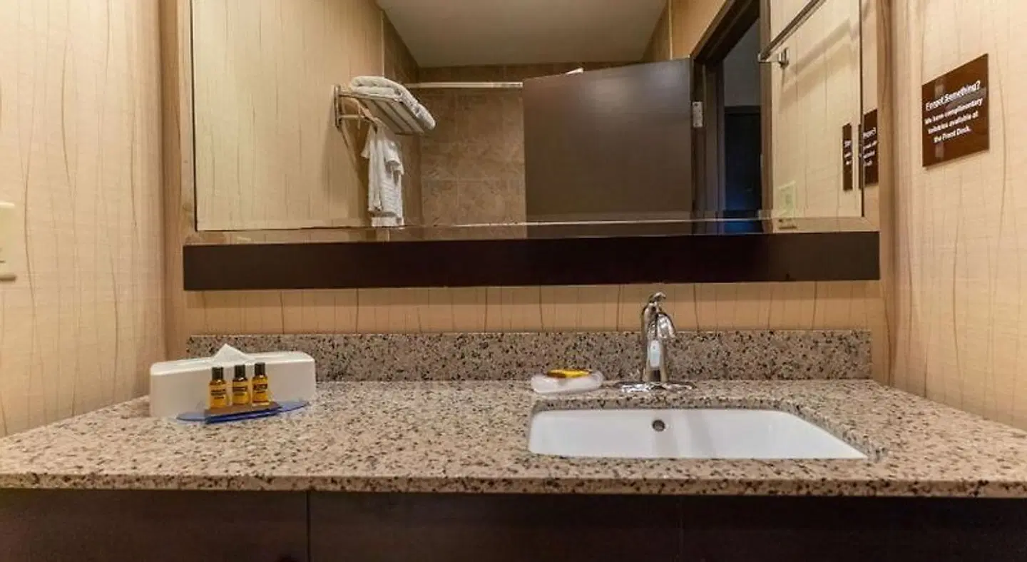 Best Western Plus South Edmonton Inn & Suites Badezimmer