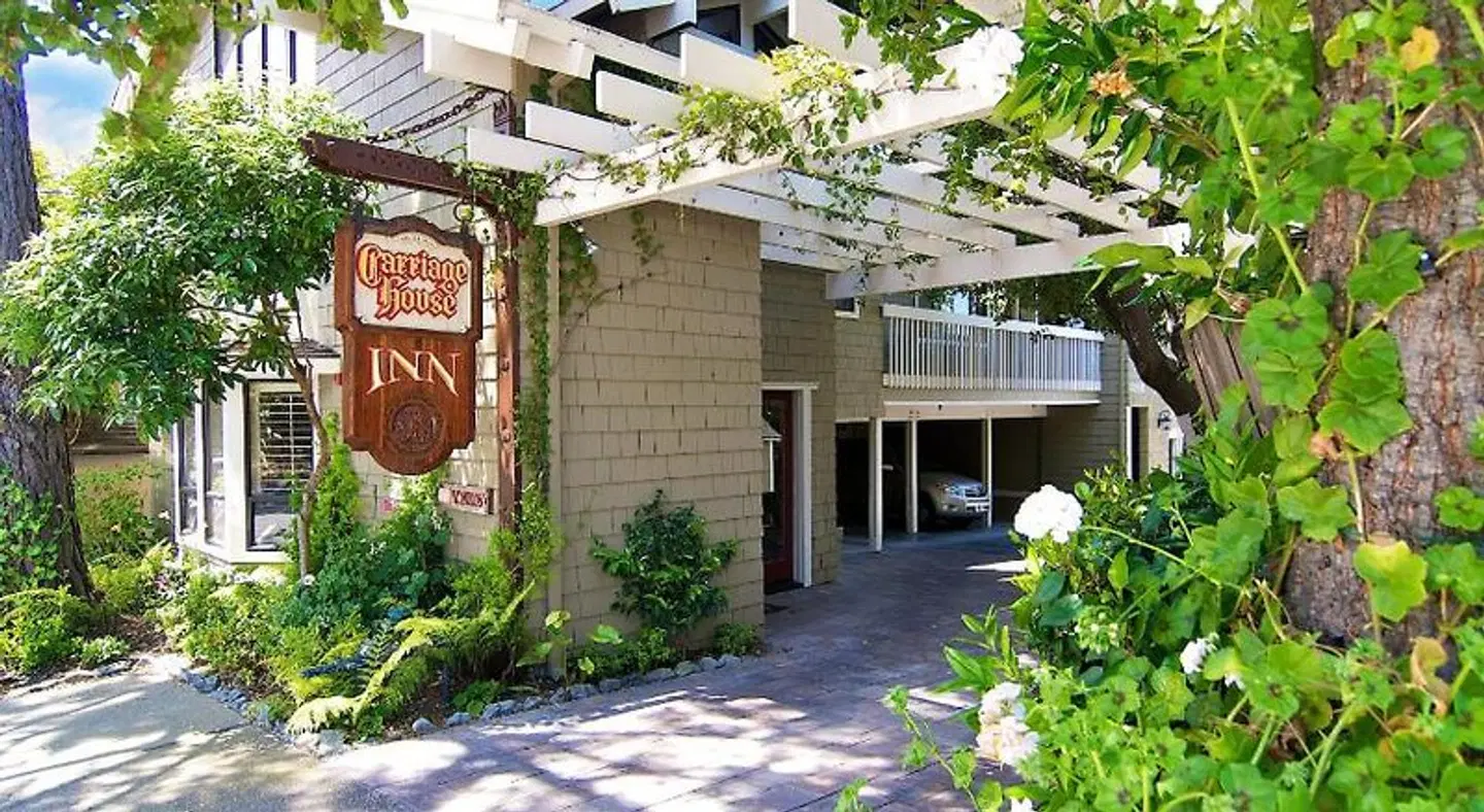 Carriage House Inn EXTERIOR