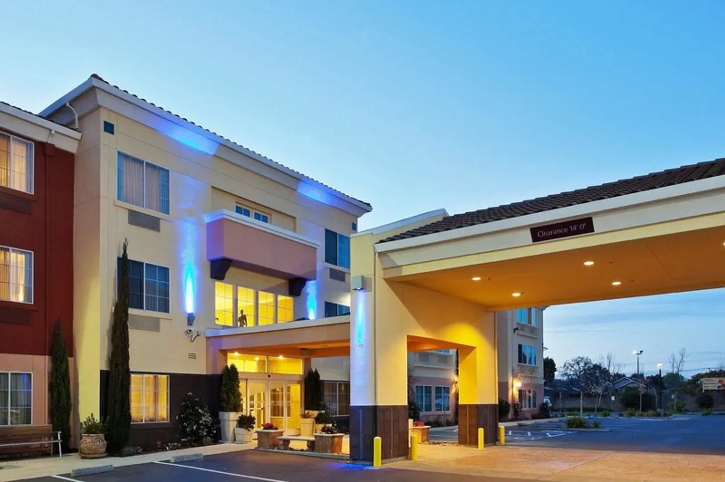 Holiday Inn Express & Suites Berkely by IHG EXTERIOR