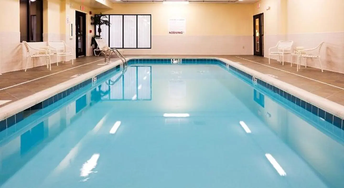 Holiday Inn Express Knoxville-Strawberry Plains by IHG Hallenbad