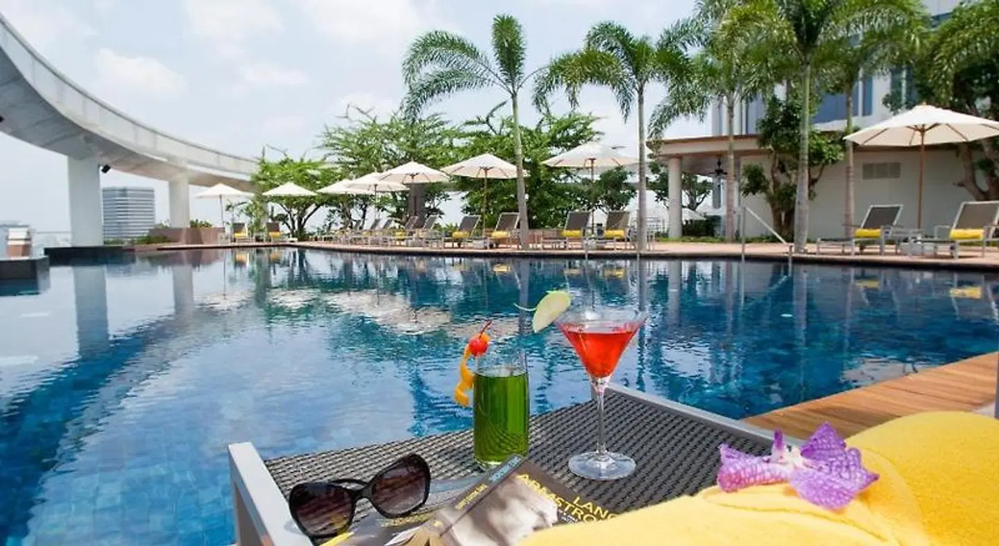 Centara Grand at CentralWorld OUTDOOR_POOL