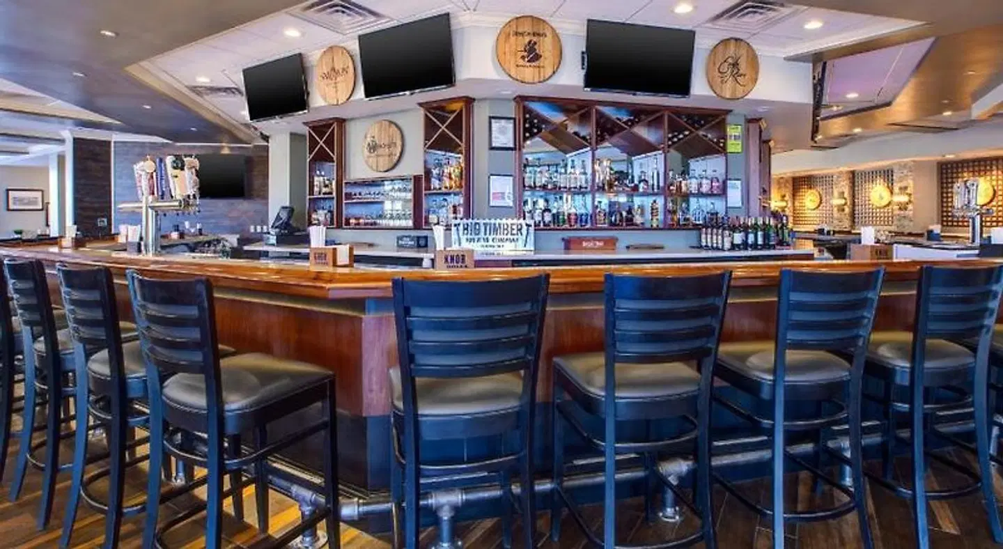 Holiday Inn Morgantown University Area by IHG Bar