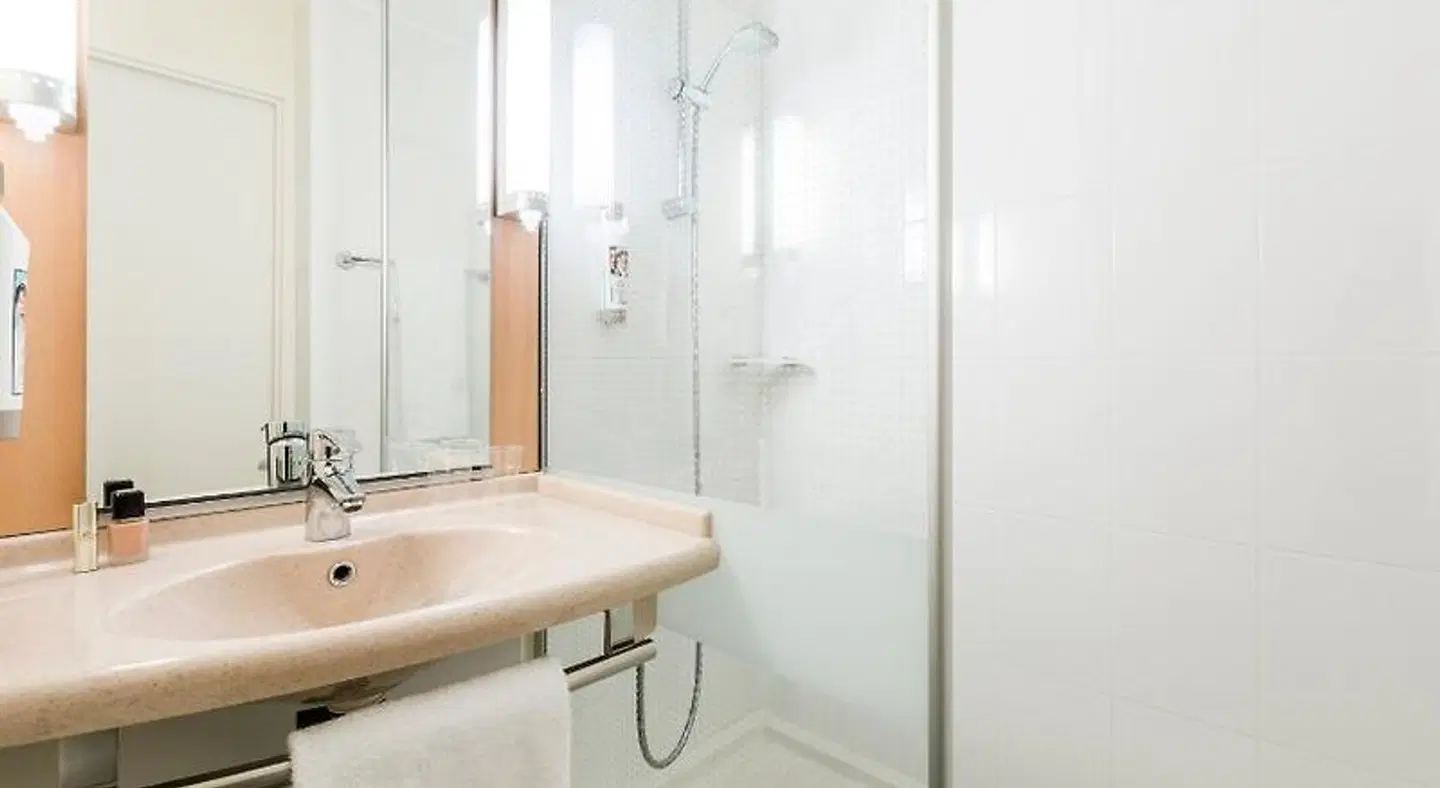 ibis Rennes Cesson Badezimmer