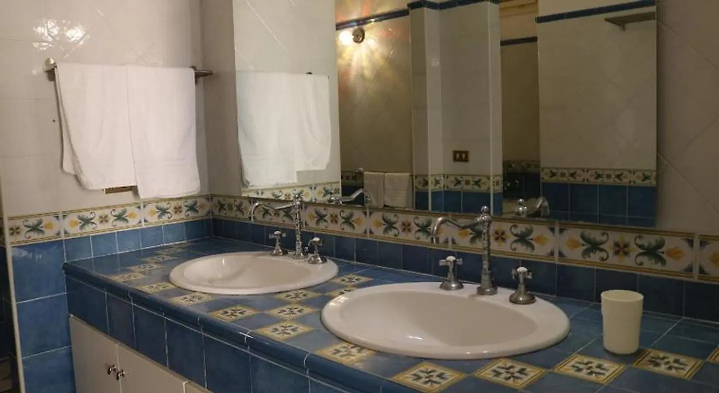 SuiteNapoliSantaLucia Badezimmer