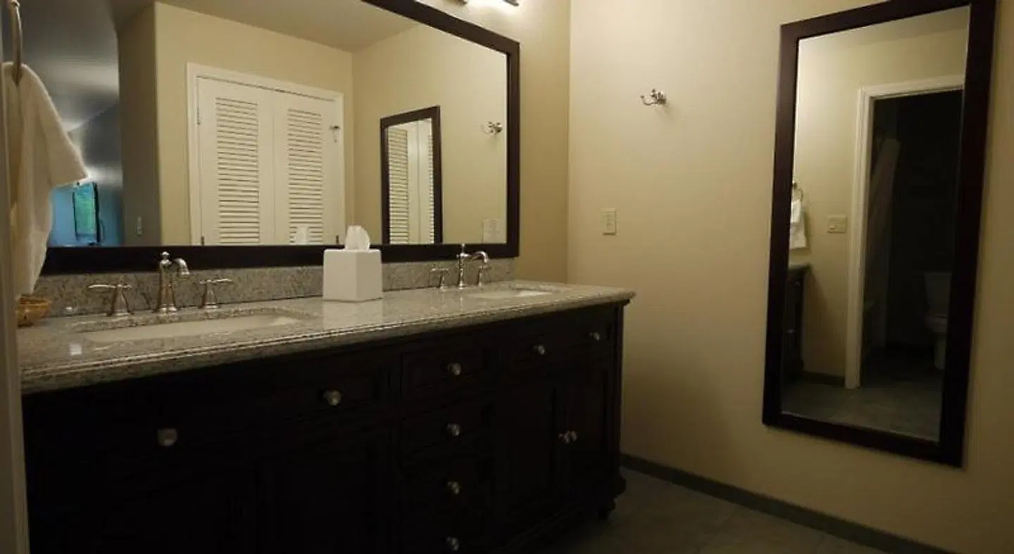 Redwood Hyperion Suites Badezimmer