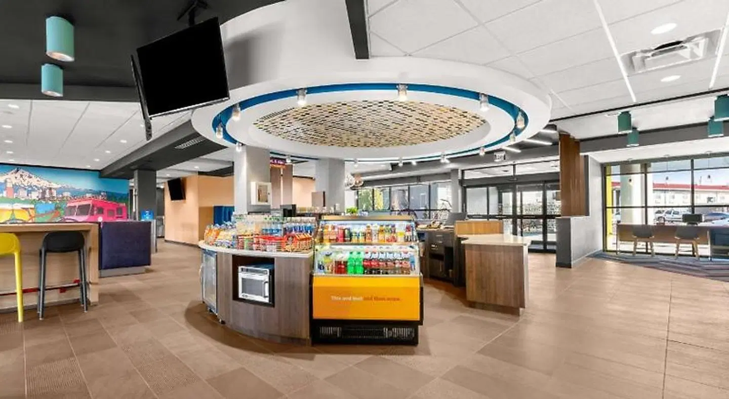 Tru by Hilton Portland Airport Restaurant