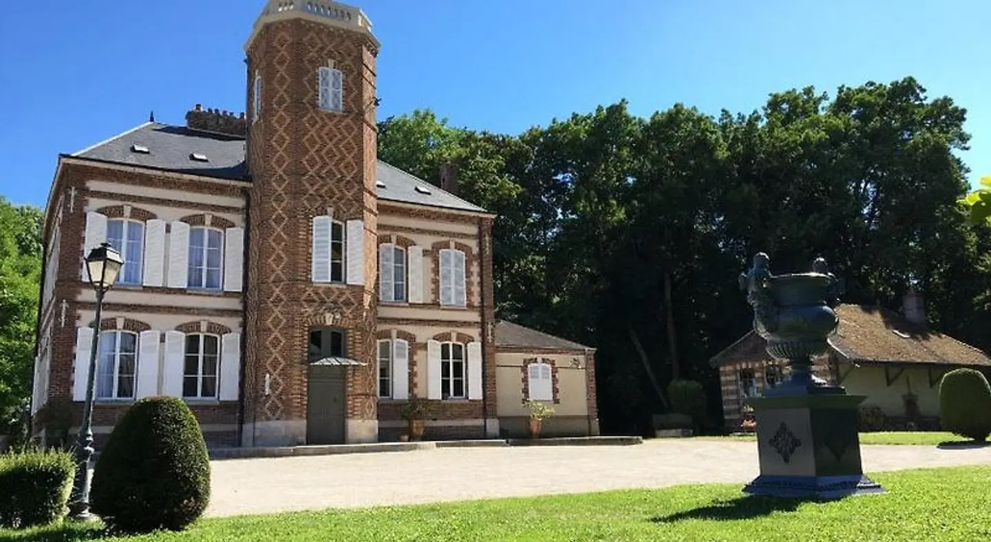 Château de Montabert EXTERIOR