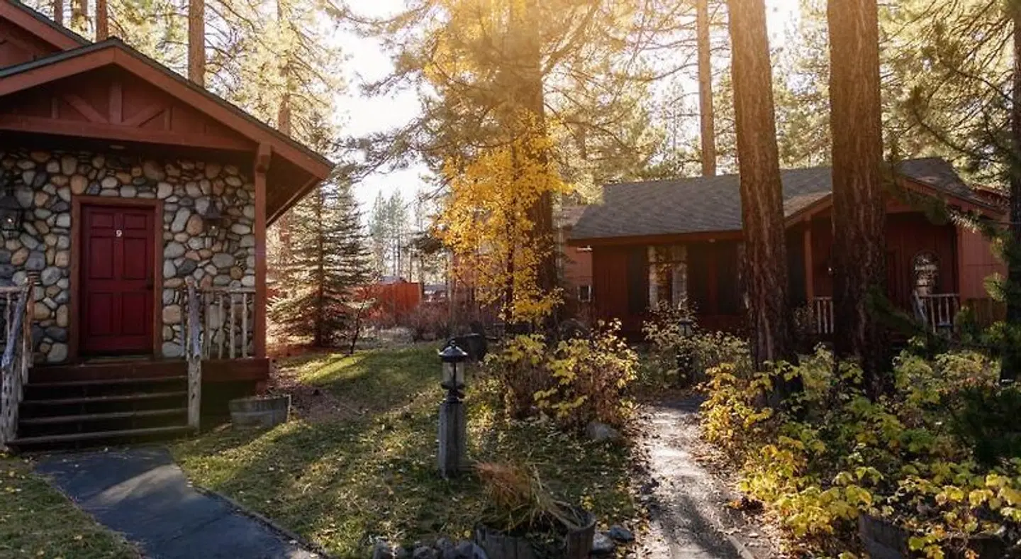 Black Bear Lodge EXTERIOR