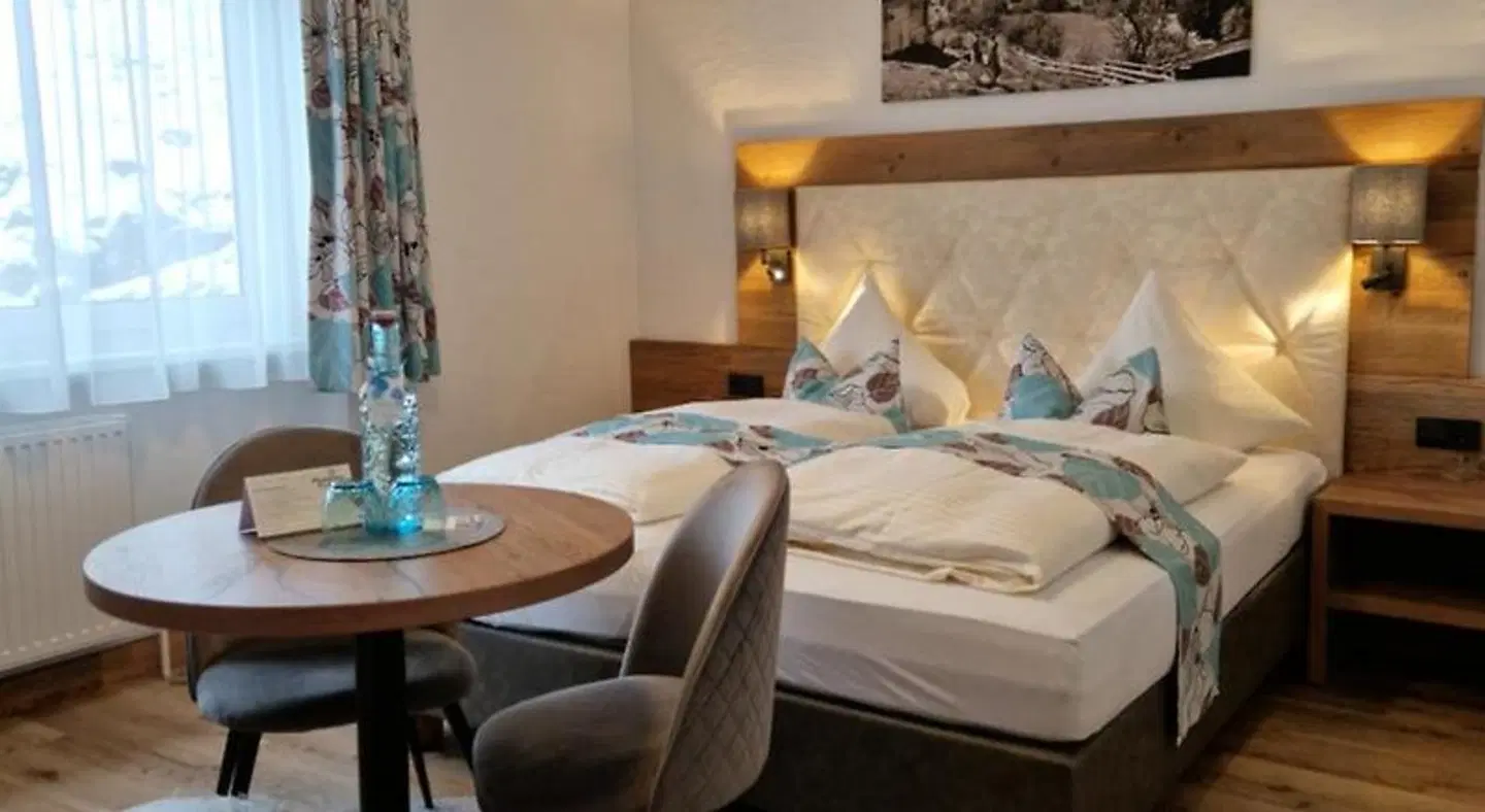 Claudia ROOM_EXAMPLE