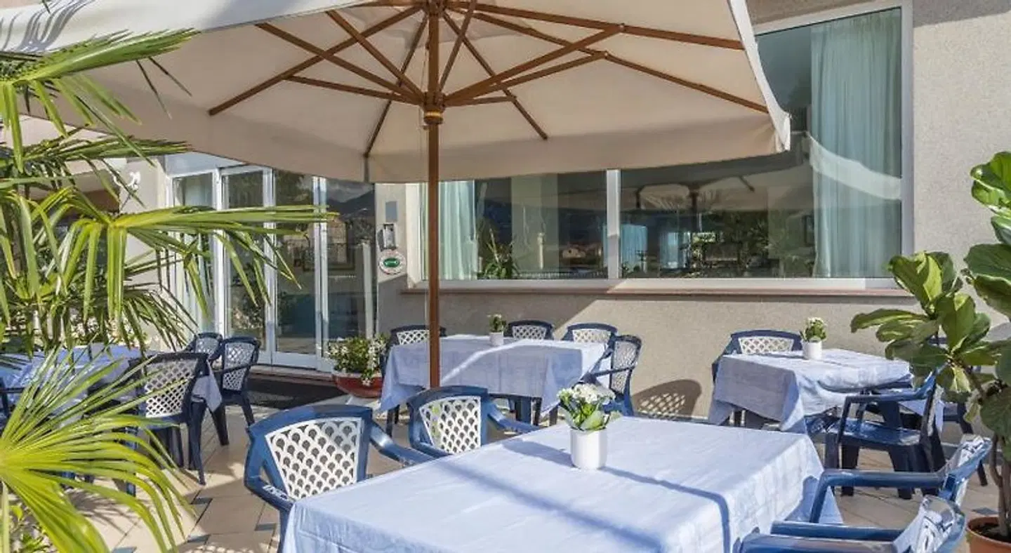 Aviano Palace Hotel Terrasse