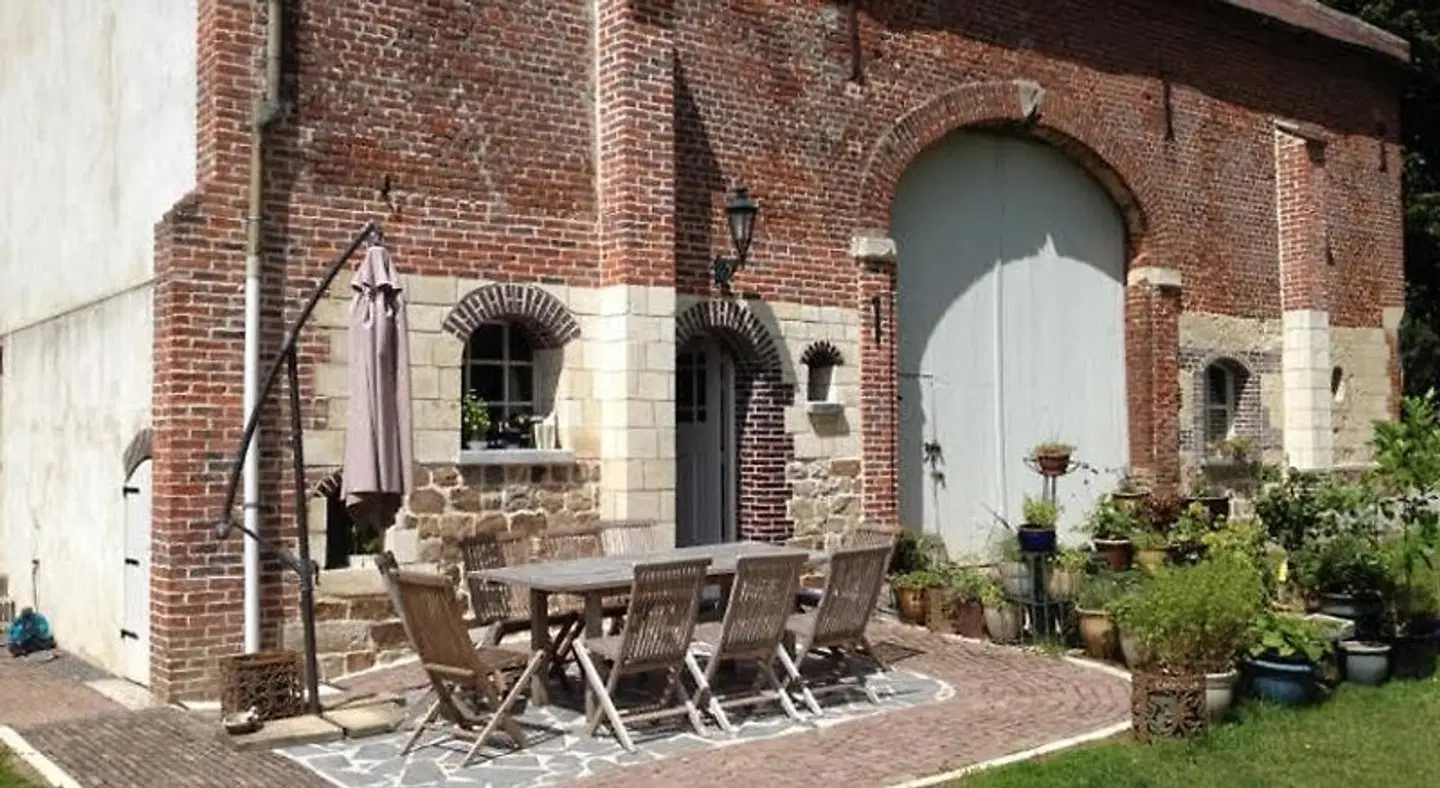 Troubadour EXTERIOR