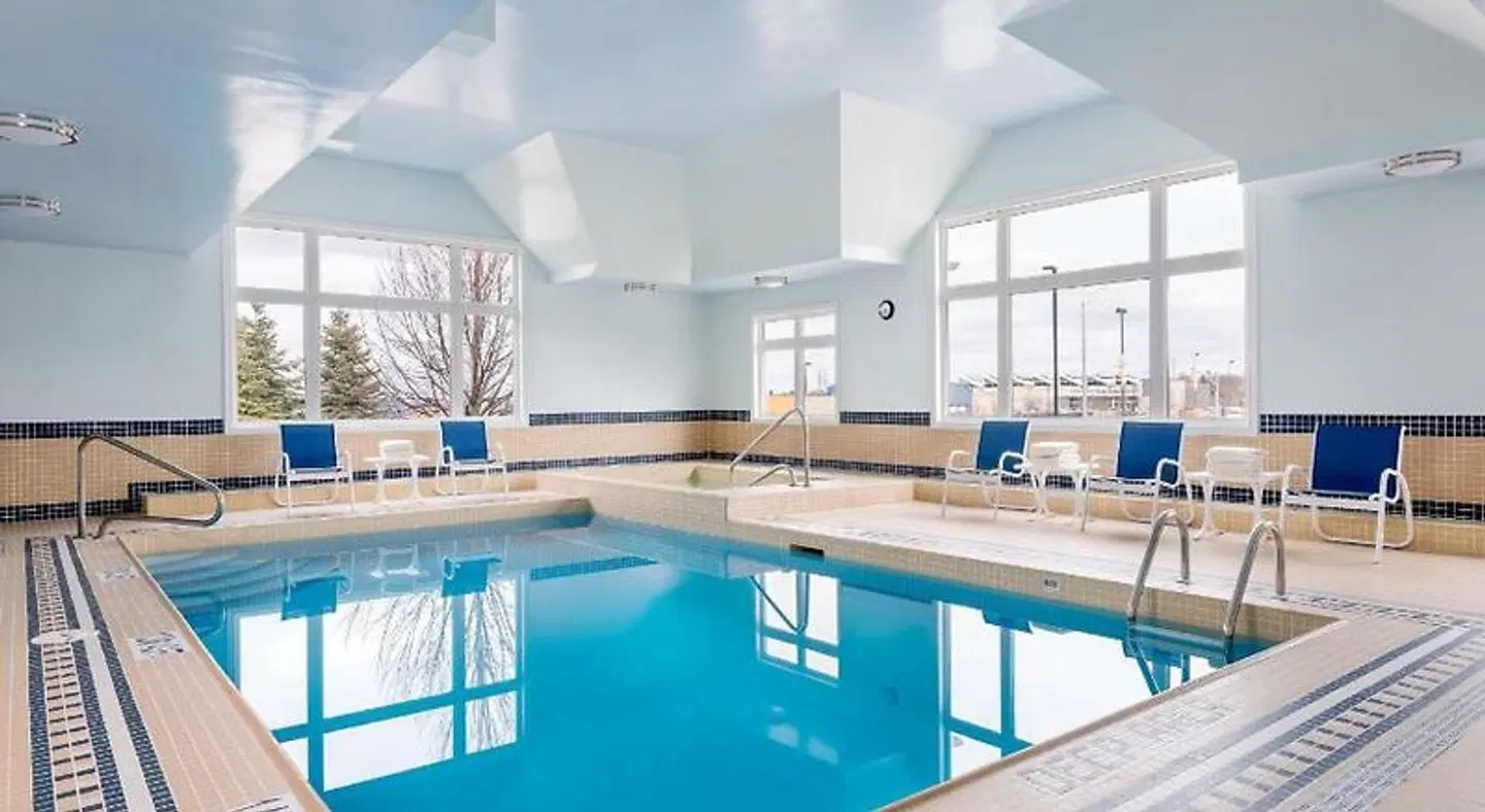 Four Points by Sheraton Barrie Hallenbad