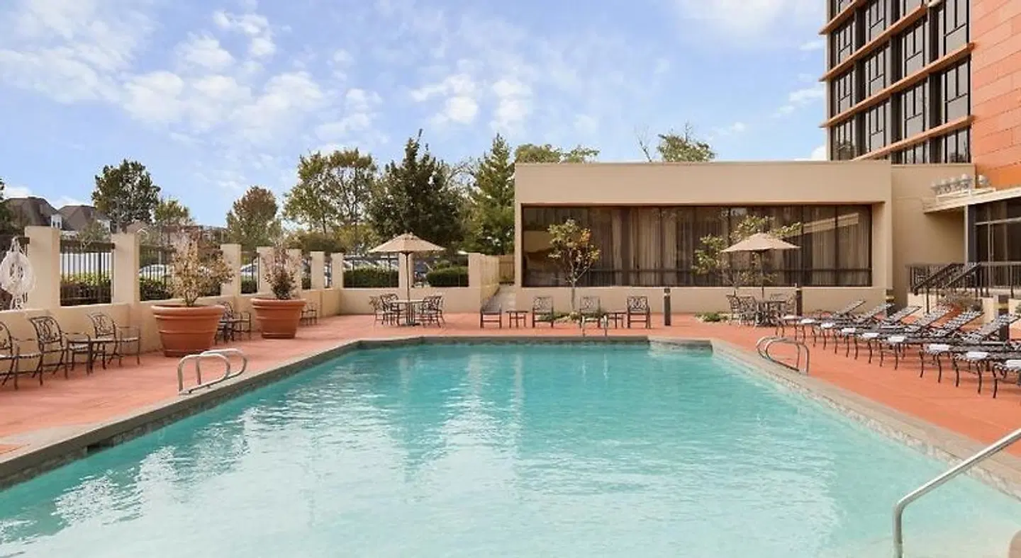 University Plaza Hotel OUTDOOR_POOL
