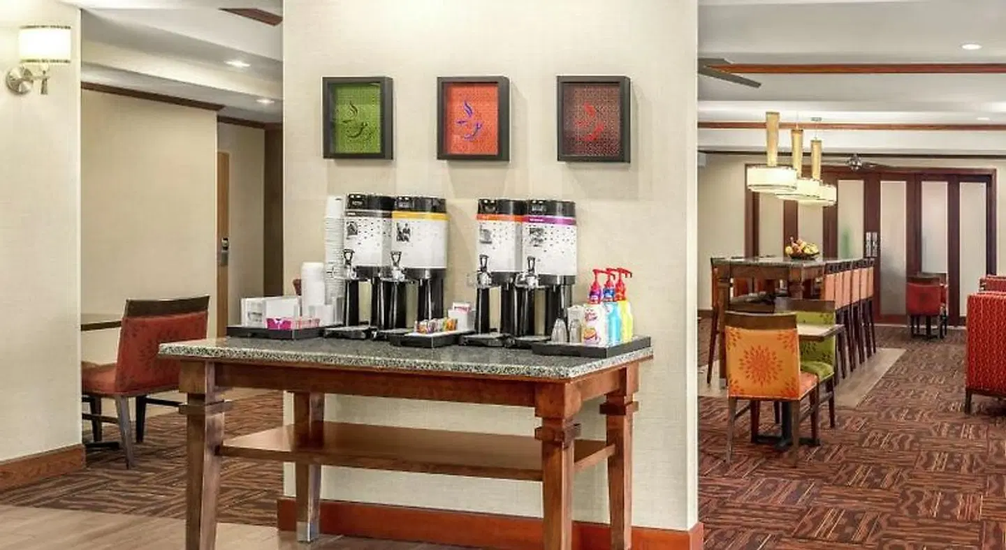Hampton Inn Athens Bar