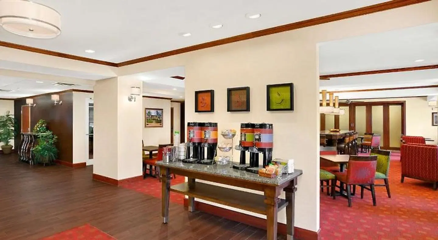 Hampton Inn Athens Bar
