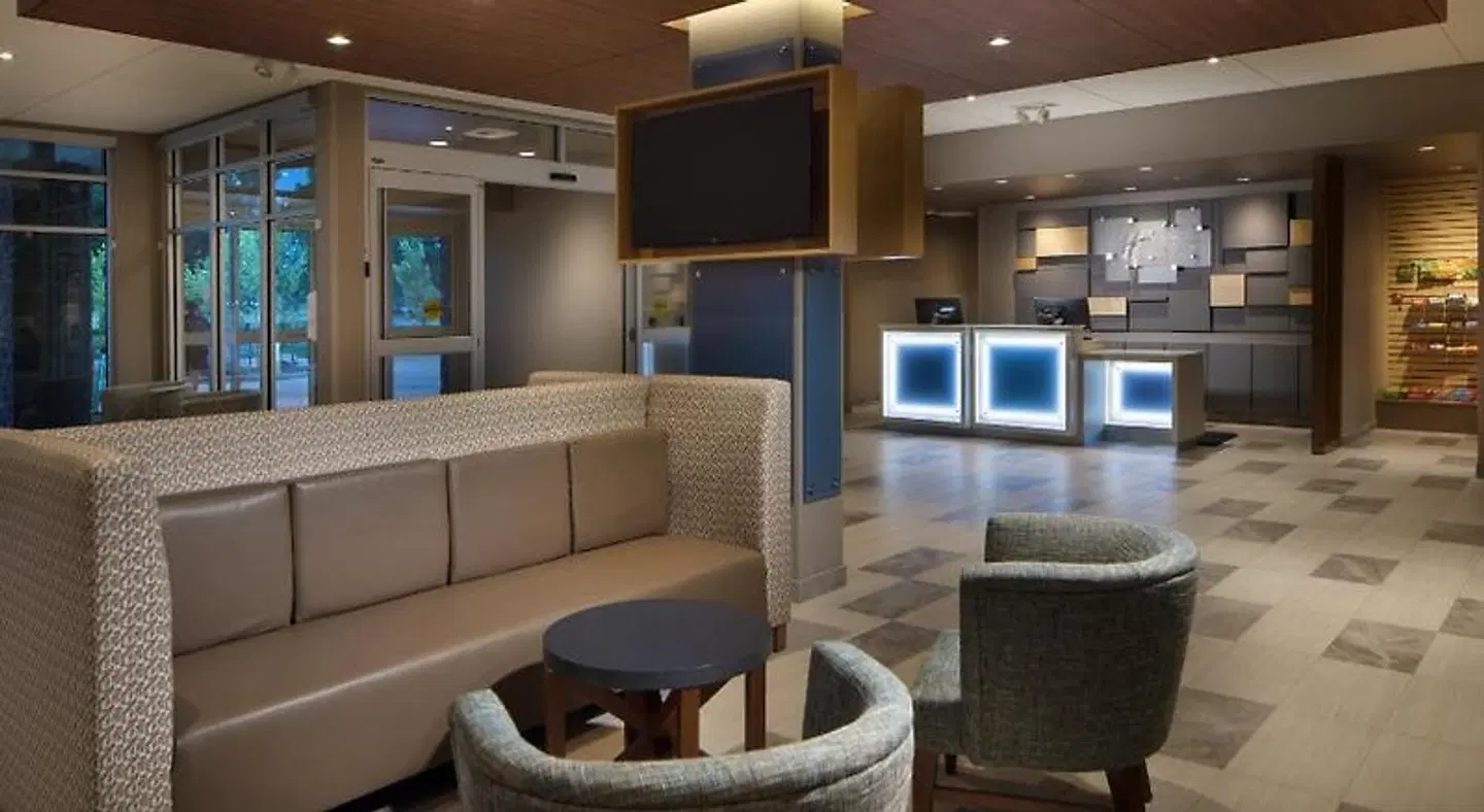 Holiday Inn Express & Suites Portland Airport by IHG LOUNGE_LOBBY