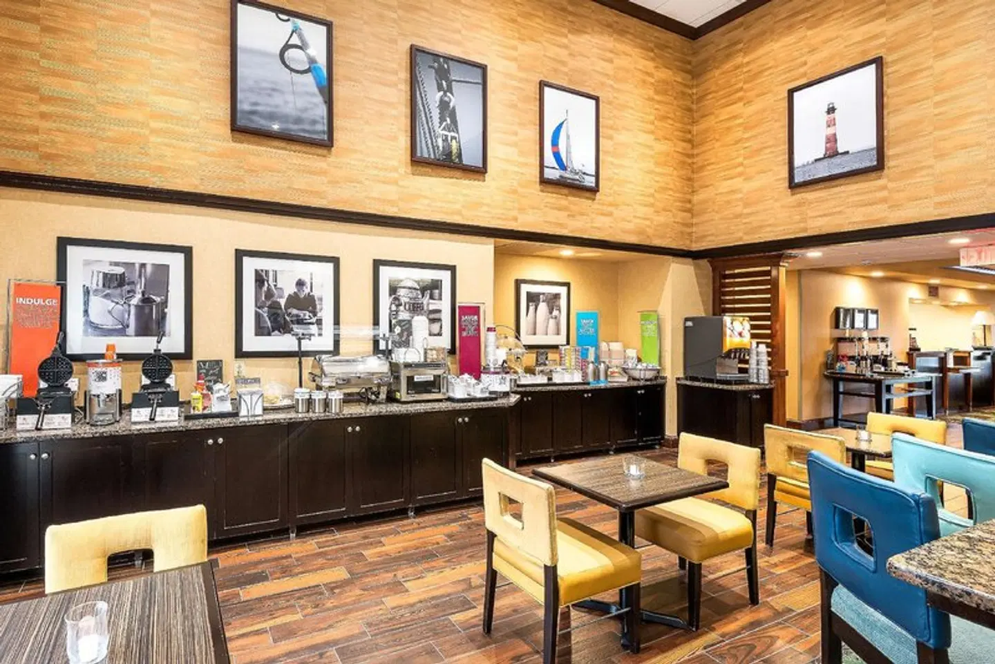 Hampton Inn & Suites Florence Center Bar