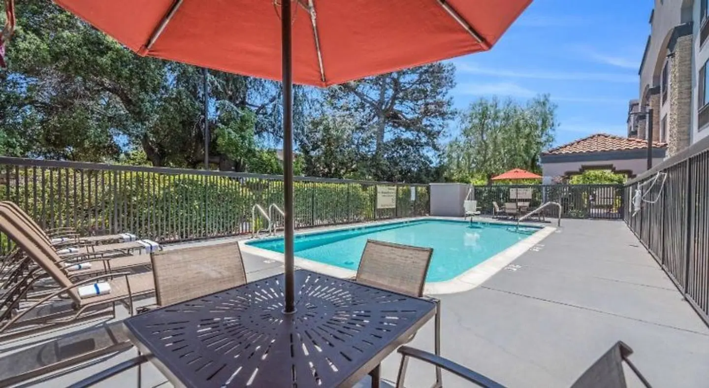 Hampton Inn Oakland-Hayward OUTDOOR_POOL