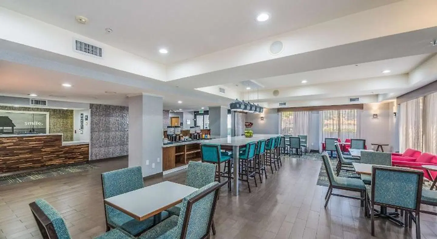 Hampton Inn Oakland-Hayward Bar