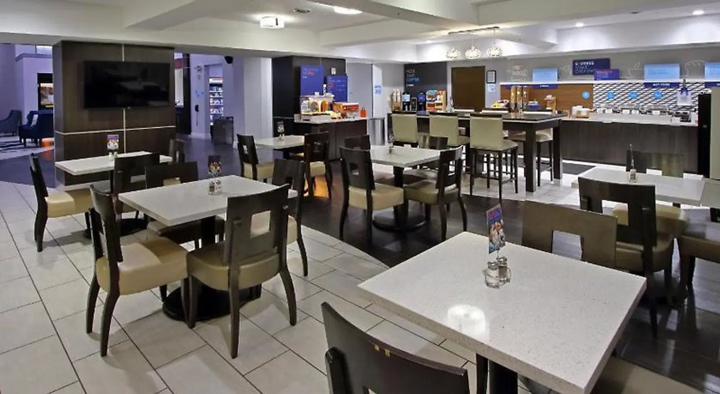 Holiday Inn Express & Suites Houston North - IAH Area by IHG Restaurant