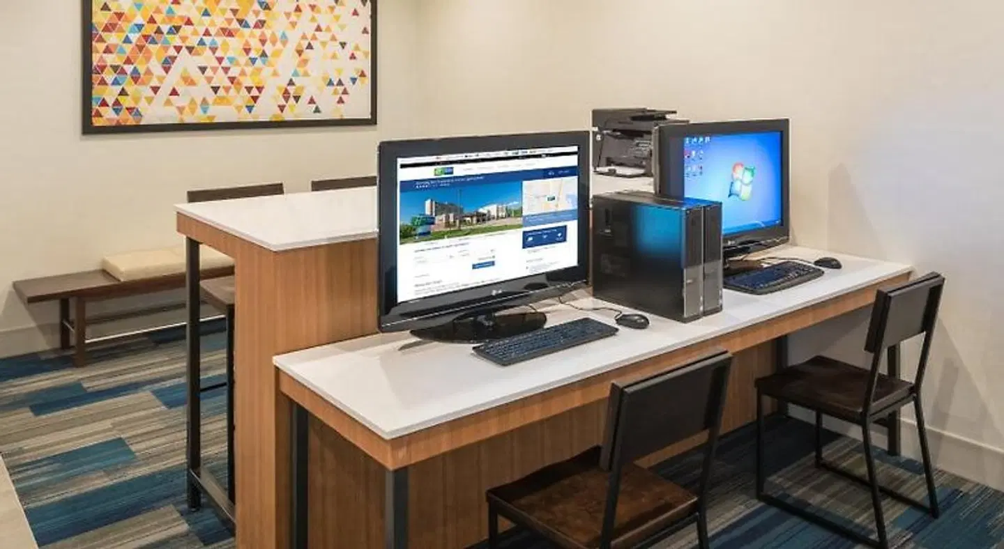 Holiday Inn Express & Suites Springfield by IHG ROOM_EXAMPLE