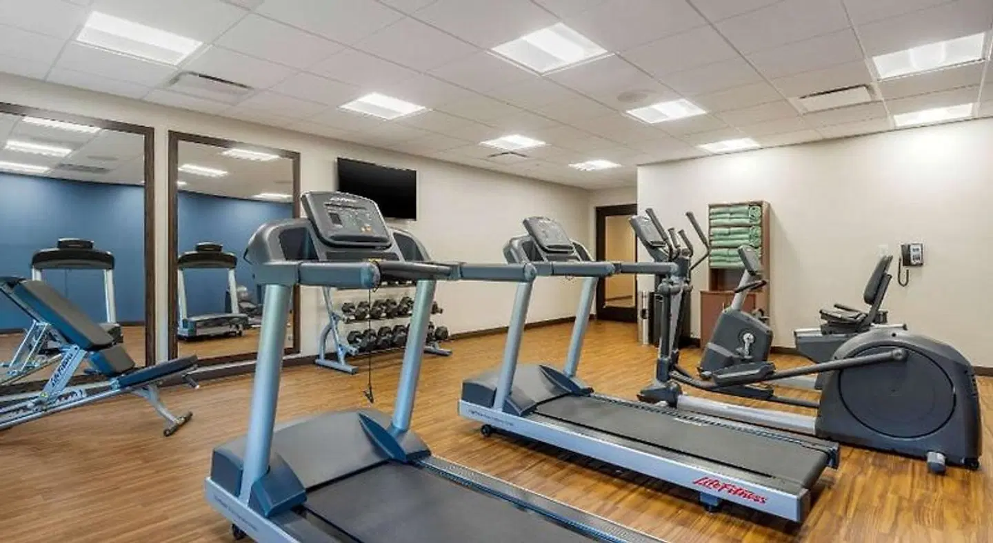 Comfort Inn & Suites SPORTS_AND_LEISURE